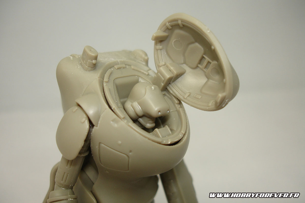 La tête, identique pour les deux modèles, est finement moulée La tête, identique pour les deux modèles, est finement moulée