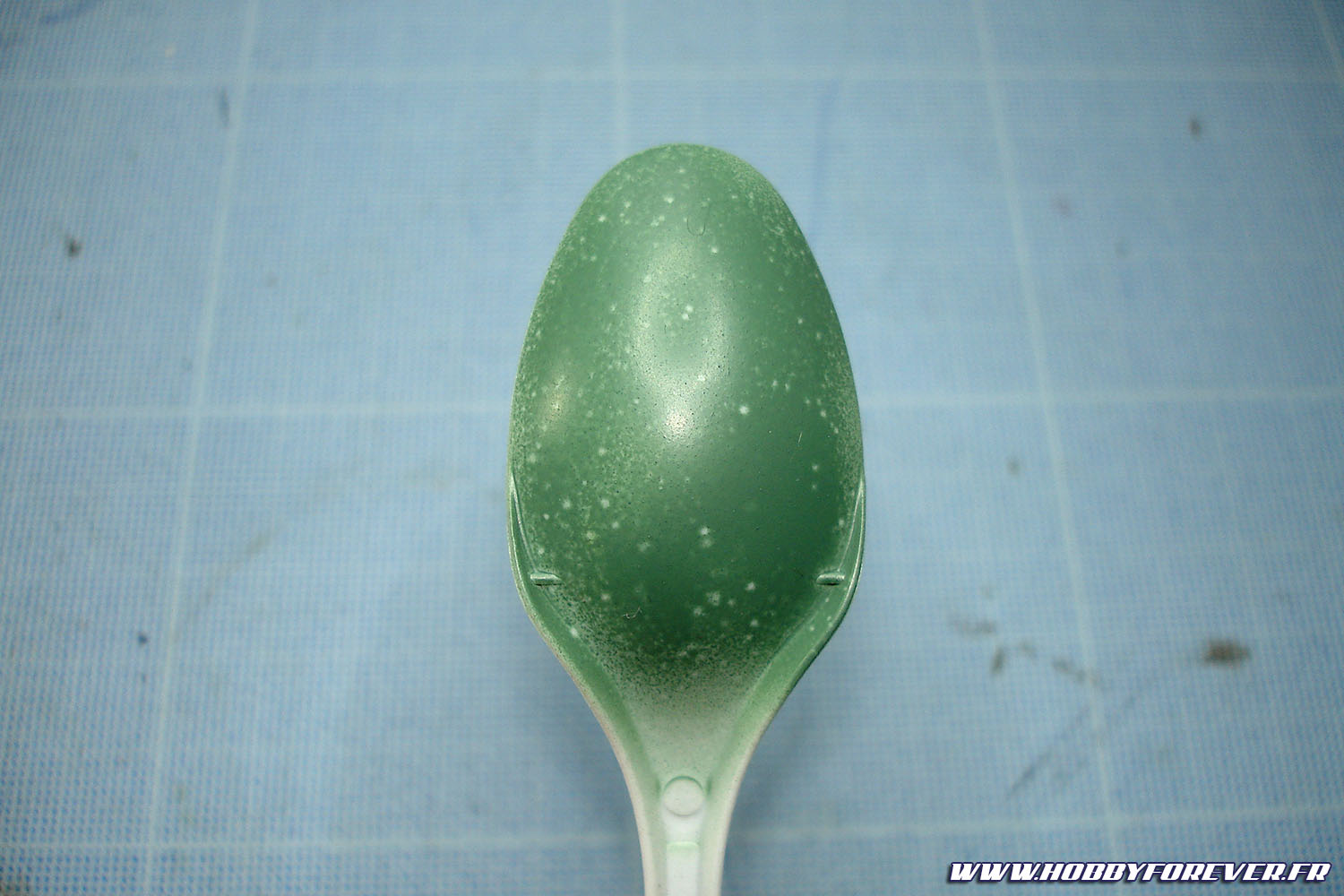 Erreur typique avec les peintures MIG : vouloir obtenir une couche uniforme du premier coup. Se forme alors un effet "cratère" à la surface de la peinture Erreur typique avec les peintures MIG : vouloir obtenir une couche uniforme du premier coup. Se forme alors un effet "cratère" à la surface de la peinture