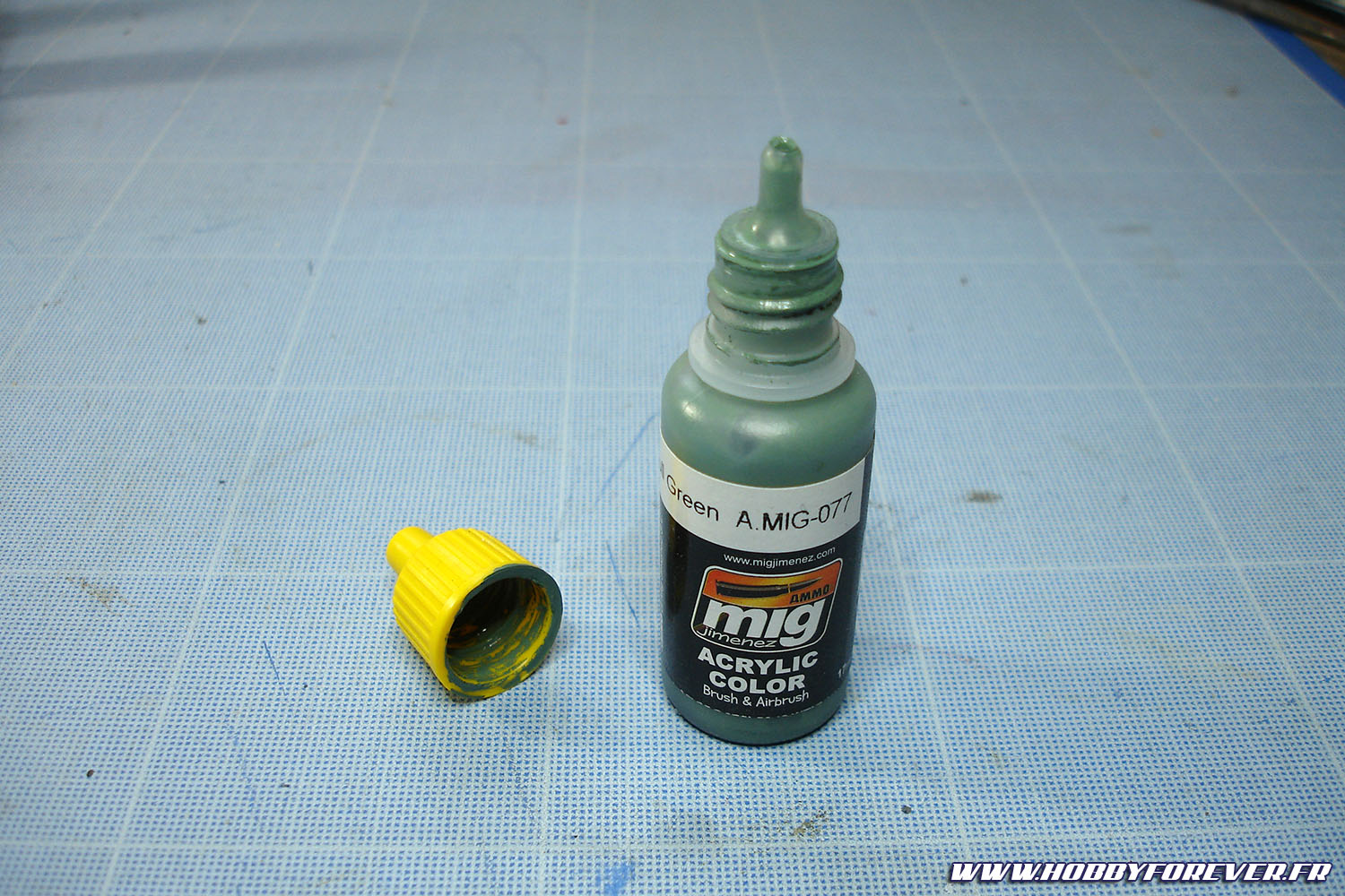 Le système de compte-goutte est vraiment très pratique. Les pots incluent aussi une bille pour bien mélanger la couleur avant usage Le système de compte-goutte est vraiment très pratique. Les pots incluent aussi une bille pour bien mélanger la couleur avant usage