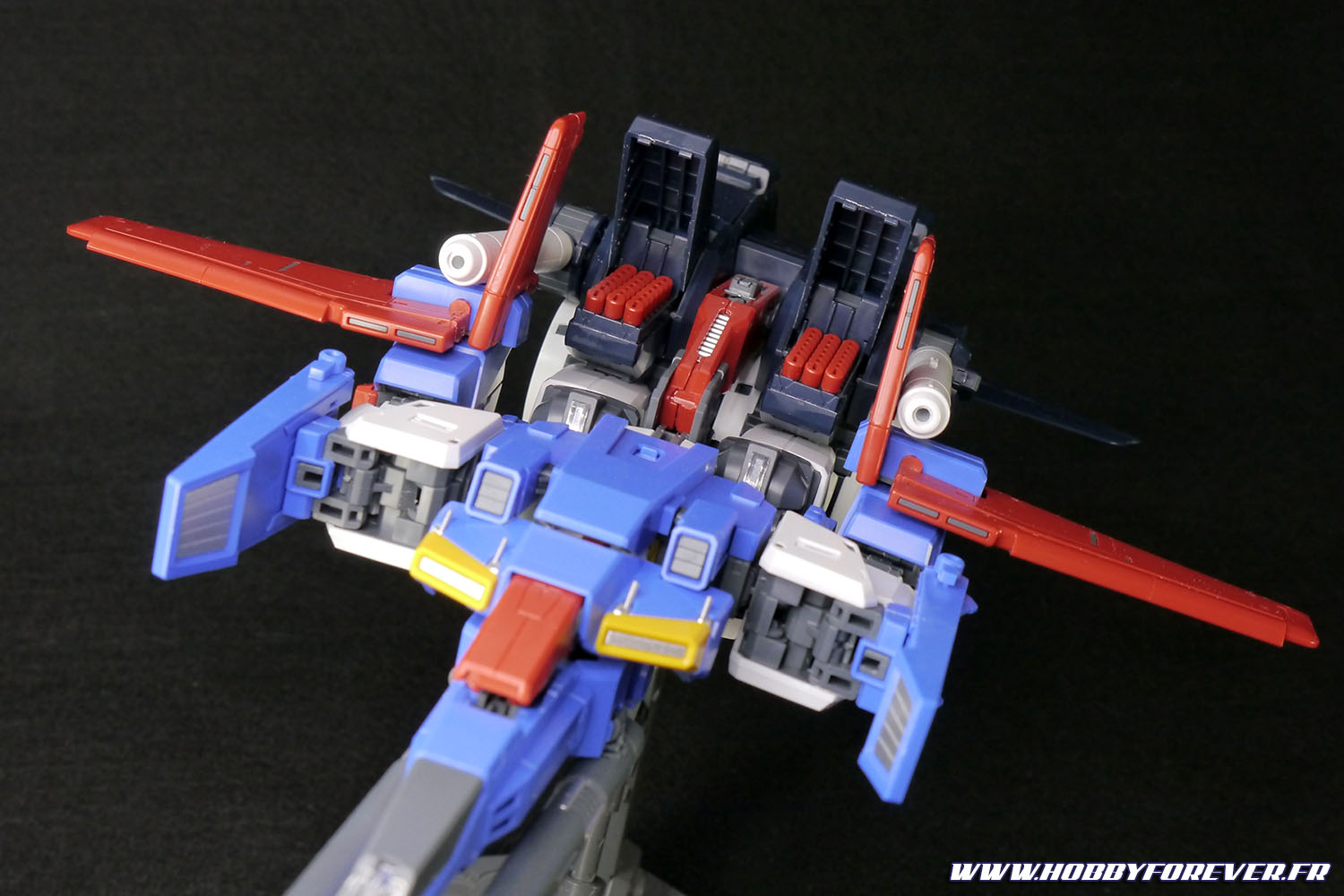 L'articulation des épaules reste assez visible et n'est pas des plus glamour L'articulation des épaules reste assez visible et n'est pas des plus glamour