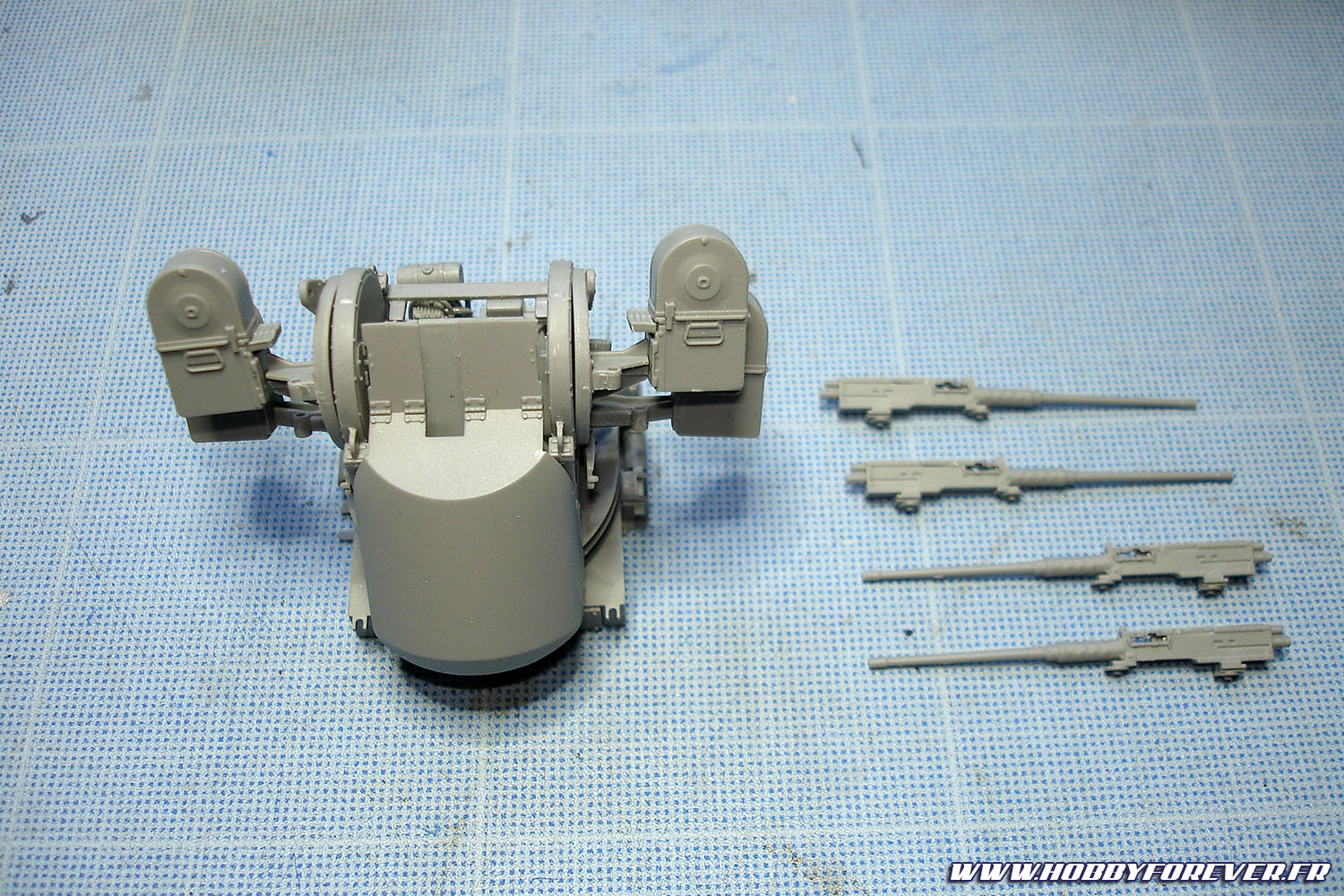 Assemblé avec les bras supportant les Browning M2, à droite Assemblé avec les bras supportant les Browning M2, à droite