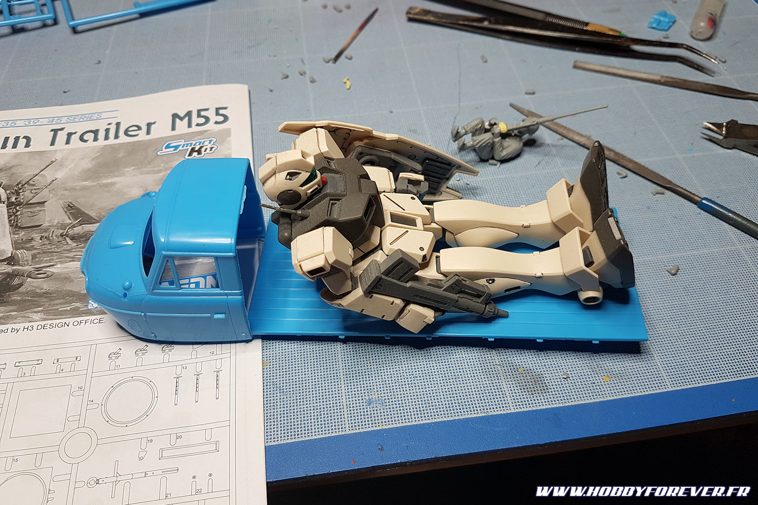 On peut y caser un HGUC ! ça me donne des idées pour un futur projet... On peut y caser un HGUC ! ça me donne des idées pour un futur projet...