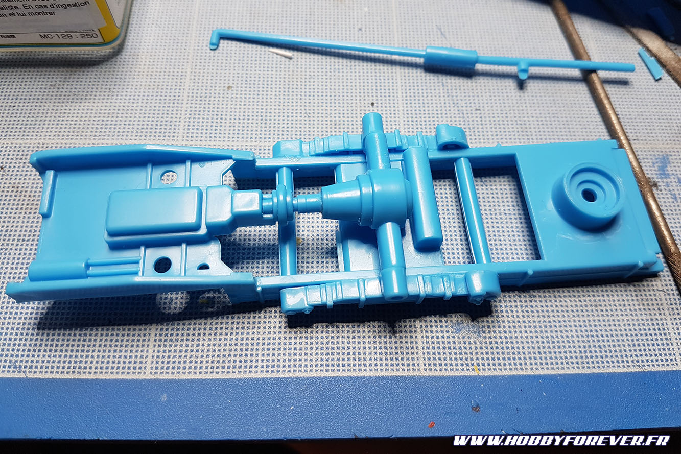 J'ai également raccourci la transmission. En arrière plan le pot d'échapement qui sera remplacé pour coller à l'illustration J'ai également raccourci la transmission. En arrière plan le pot d'échapement qui sera remplacé pour coller à l'illustration