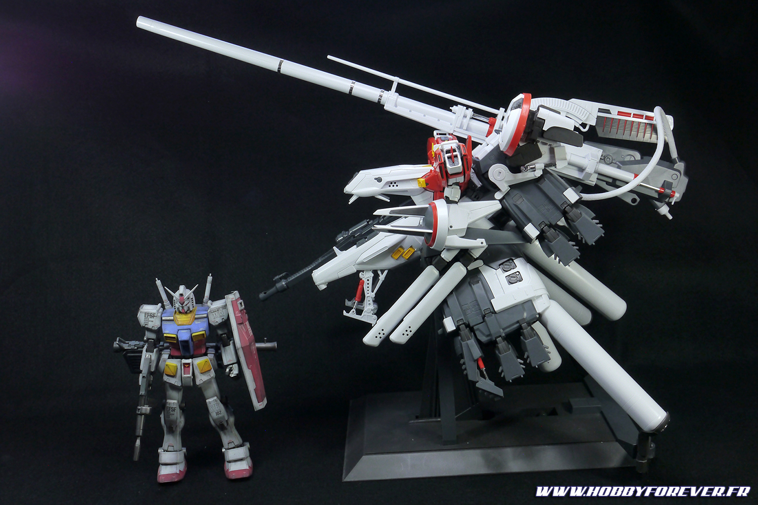 Le Deep Striker est tout de même super imposant, ici à côté du MG RX-78-2 Gundam ver.ka