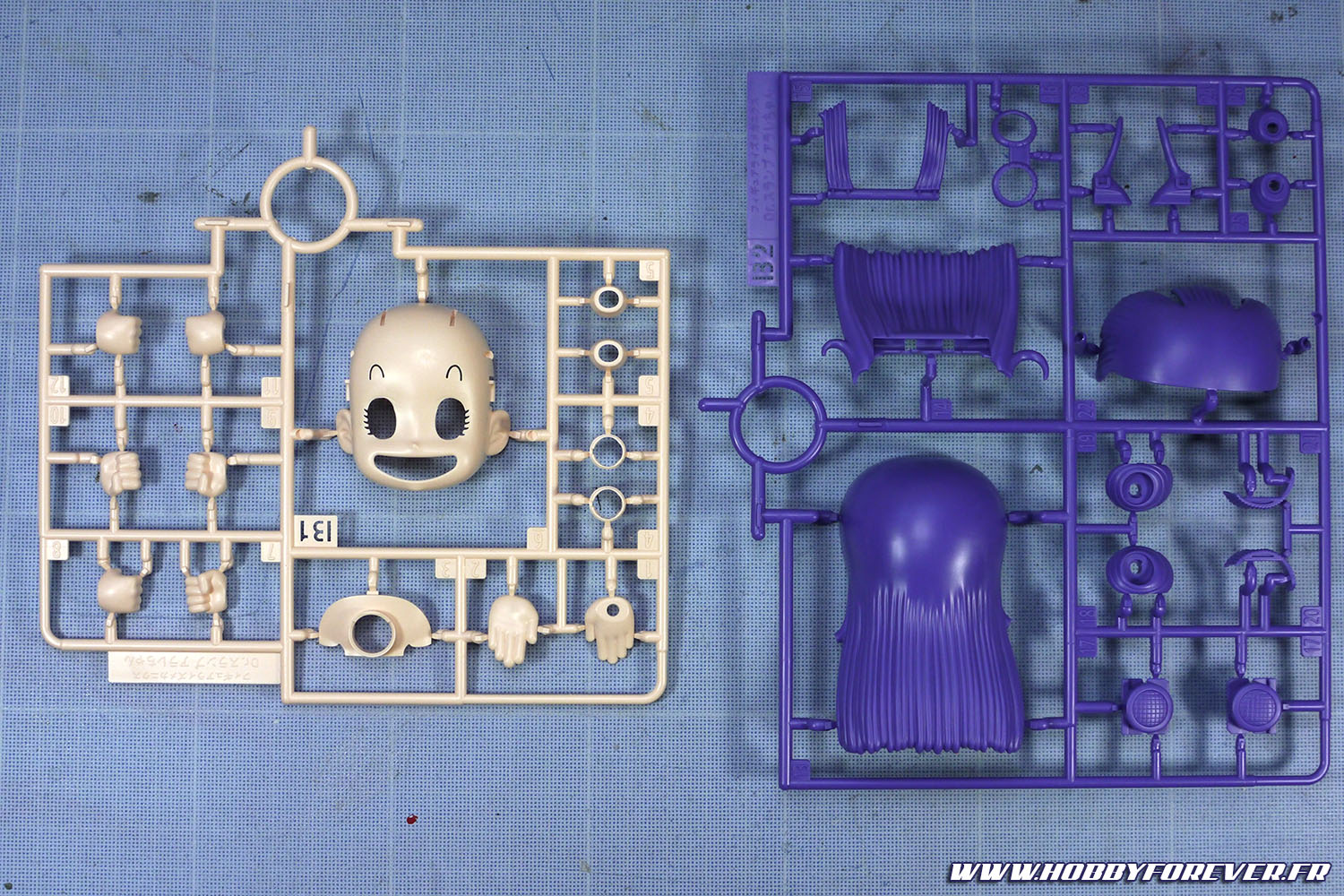 Les grappes B comportent pour l'essentiel les pièces couleur peau et les cheveux. Les grappes B comportent pour l'essentiel les pièces couleur peau et les cheveux.