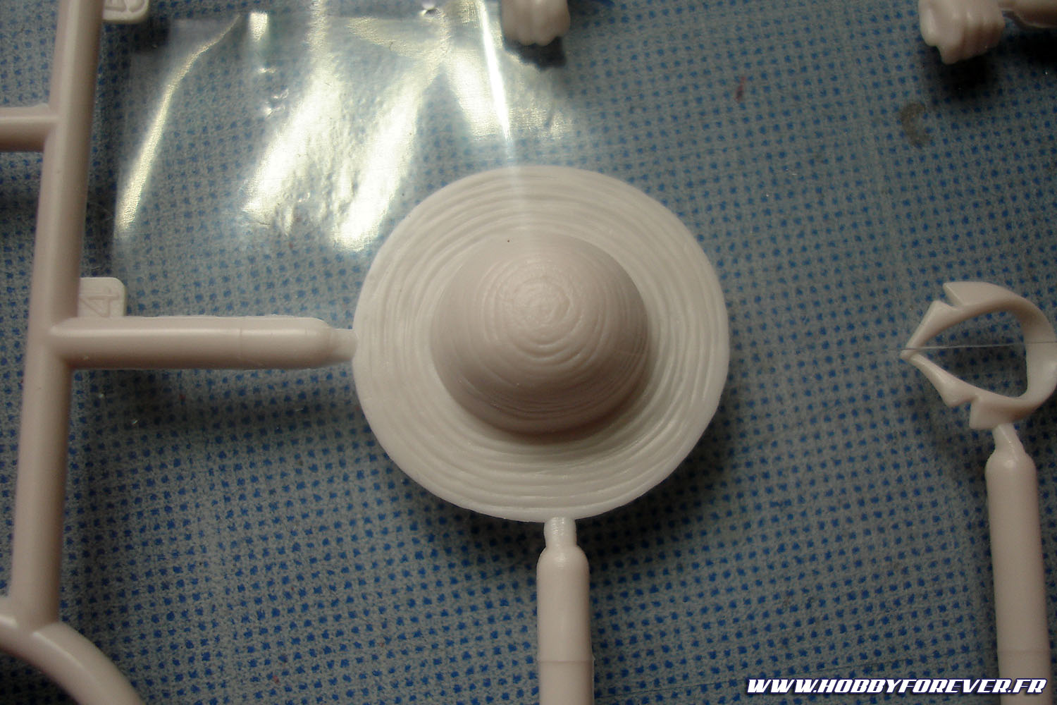 Le chapeau, à la gravure très fine, fait parti des pièces qui ne sont pas moulées dans la bonne couleur. Le chapeau, à la gravure très fine, fait parti des pièces qui ne sont pas moulées dans la bonne couleur.