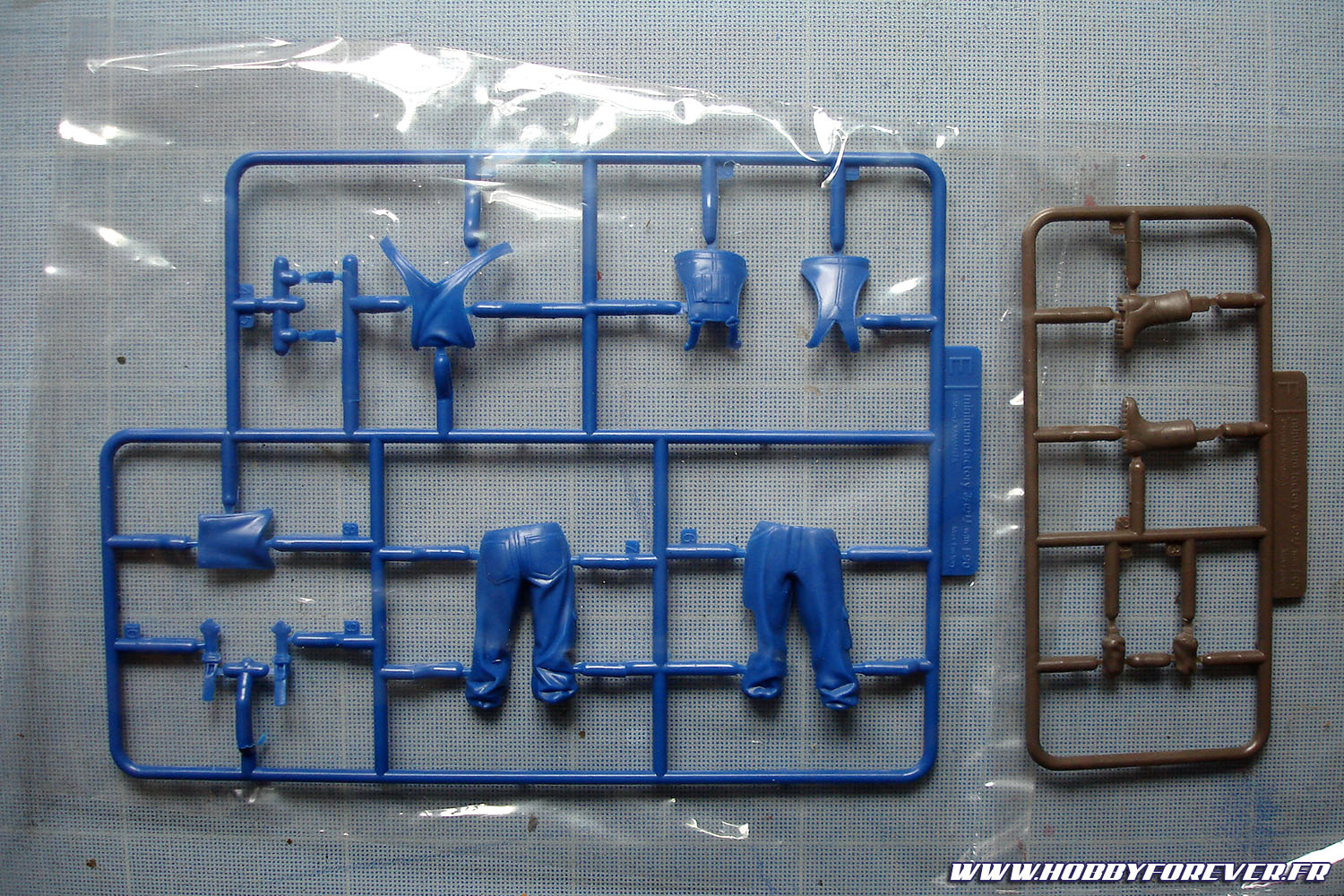 La salopette peut-être assemblée ouverte ou fermée. La salopette peut-être assemblée ouverte ou fermée.