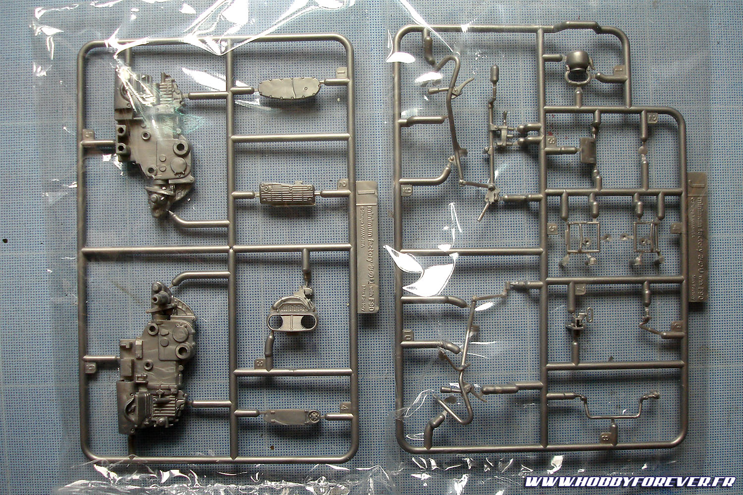 Les pièces mécaniques sont moulées dans un plastique argenté Les pièces mécaniques sont moulées dans un plastique argenté