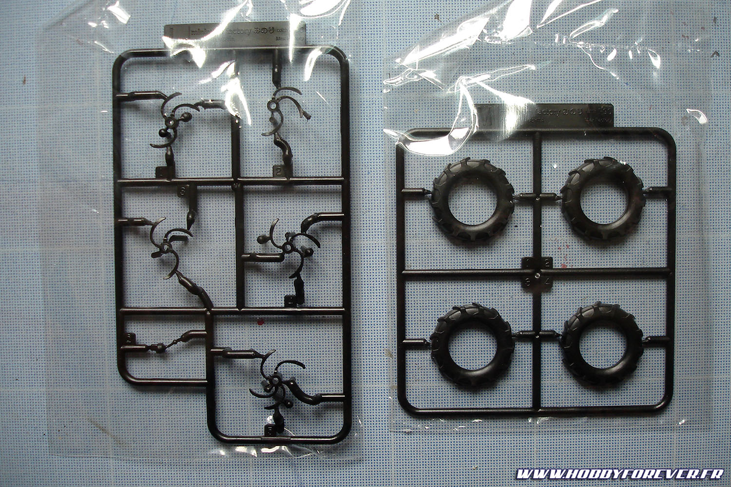 Pas de roue en caoutchouc ici, il va falloir coller les pneus en deux aprties et faire disparaitre la jointure. Les lames sont individuellement moulées. Pas de roue en caoutchouc ici, il va falloir coller les pneus en deux aprties et faire disparaitre la jointure. Les lames sont individuellement moulées.