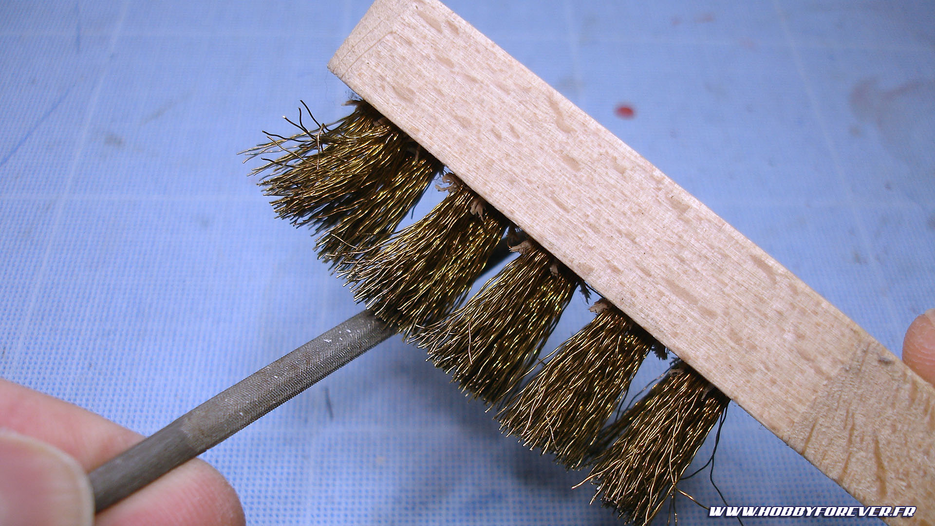 La brosse en laiton s'avère très pratique