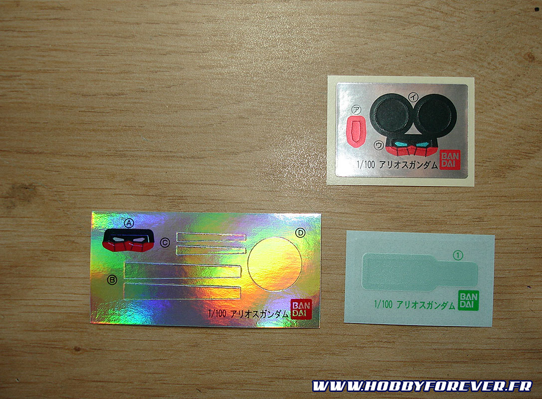 L'Arios vient avec 3 planches d'autocollants. L'Arios vient avec 3 planches d'autocollants.