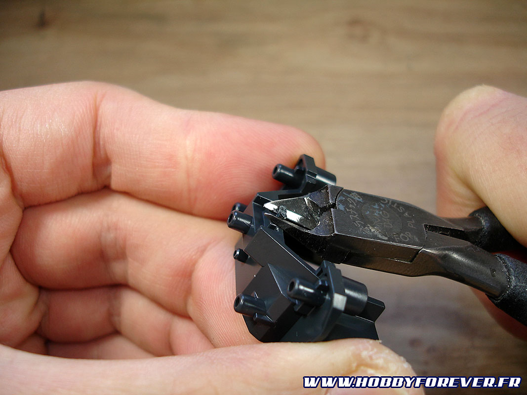 puis on coupe à raz les ergots une fois la pièce détachée. puis on coupe à raz les ergots une fois la pièce détachée.