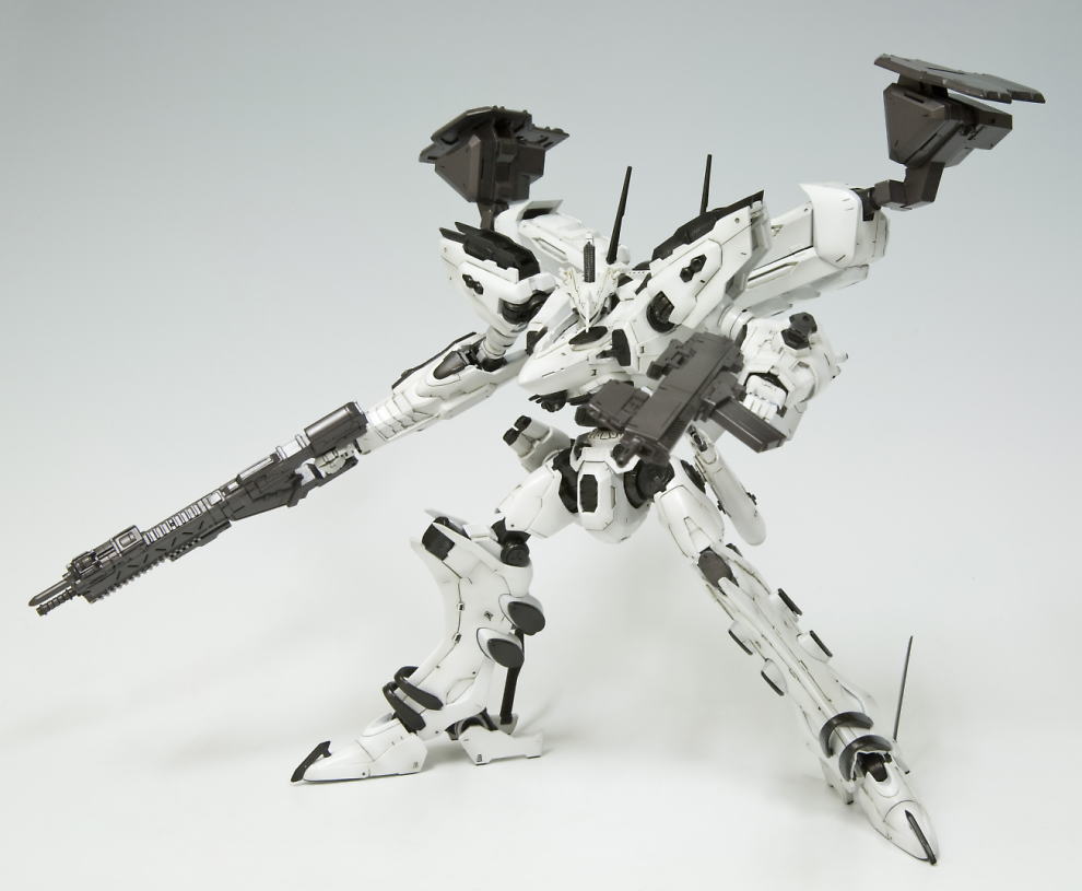 Les superbes kits Kotobukiya, ici le White Glint d'Armored Core, sont plus complexe que les Bandai malgré une conception en snap fit