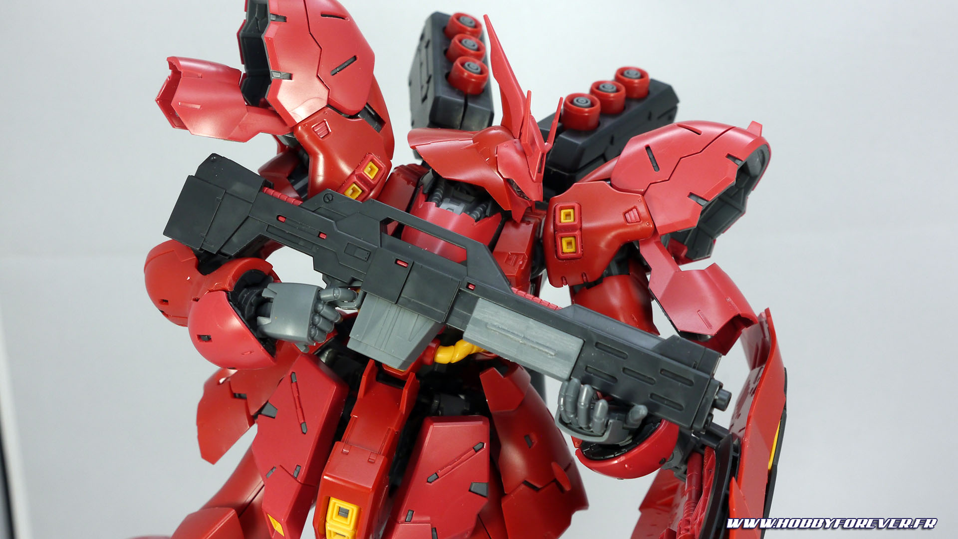 Aucun souci pour tenir le flingue à deux mains Aucun souci pour tenir le flingue à deux mains