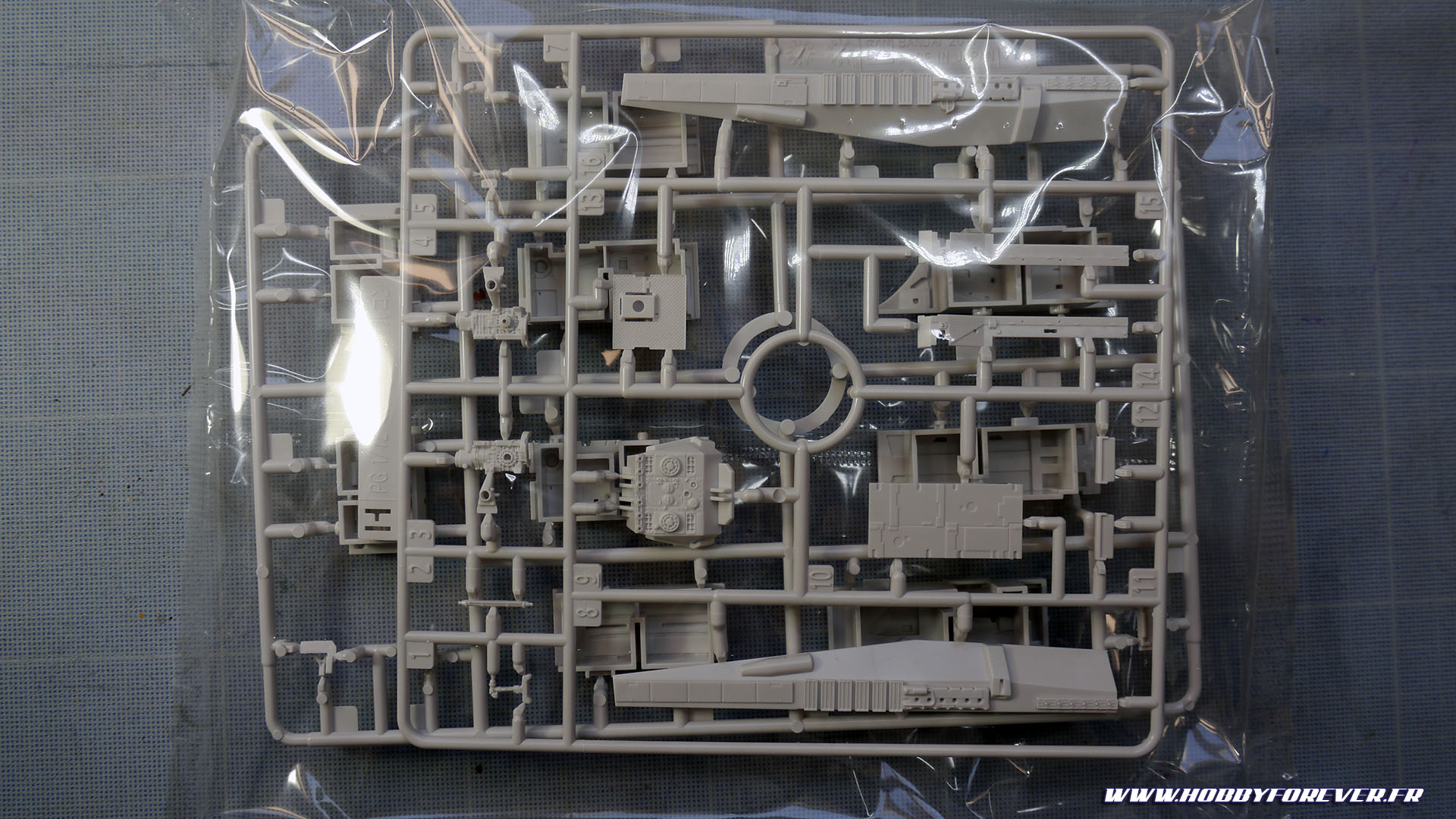 Unboxing - PG Millennium Falcon 1/72 Bandai / Revell