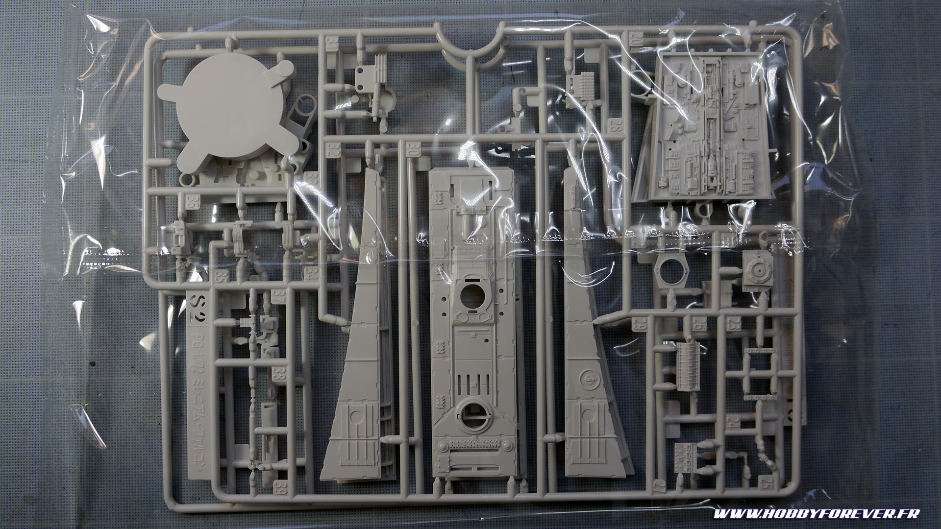 Unboxing - PG Millennium Falcon 1/72 Bandai / Revell