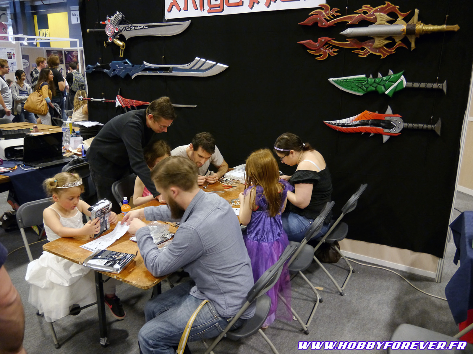 Les initiations maquettes devant le mu d'épée de Vanichigo Les initiations maquettes devant le mu d'épée de Vanichigo