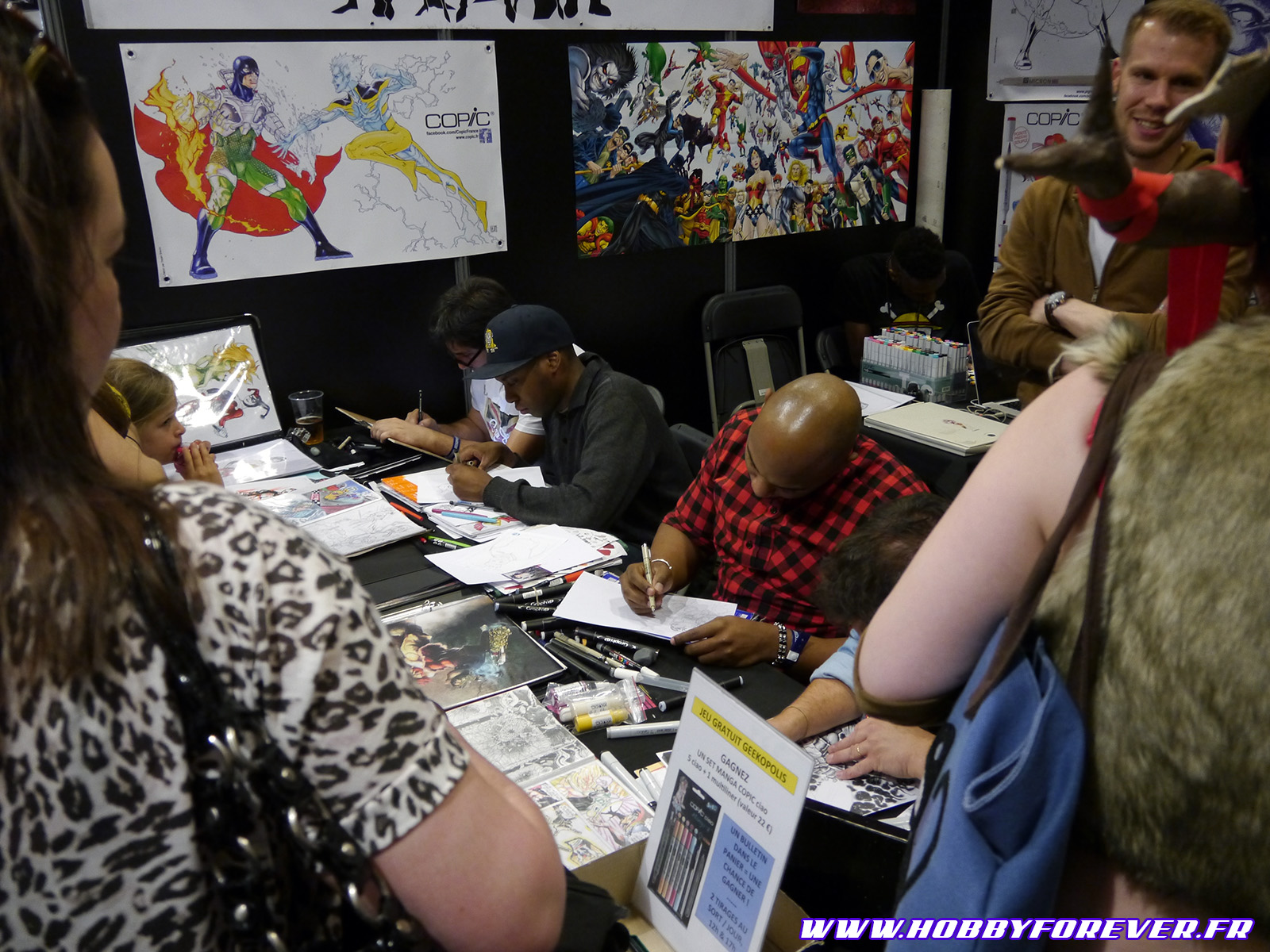 De nombreux auteurs étaient en dédicace De nombreux auteurs étaient en dédicace