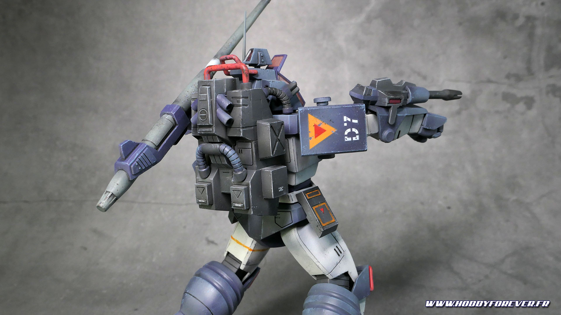 Les armes du Dougram sont directement montées dessus, ce qui lui donne un côté réaliste Les armes du Dougram sont directement montées dessus, ce qui lui donne un côté réaliste