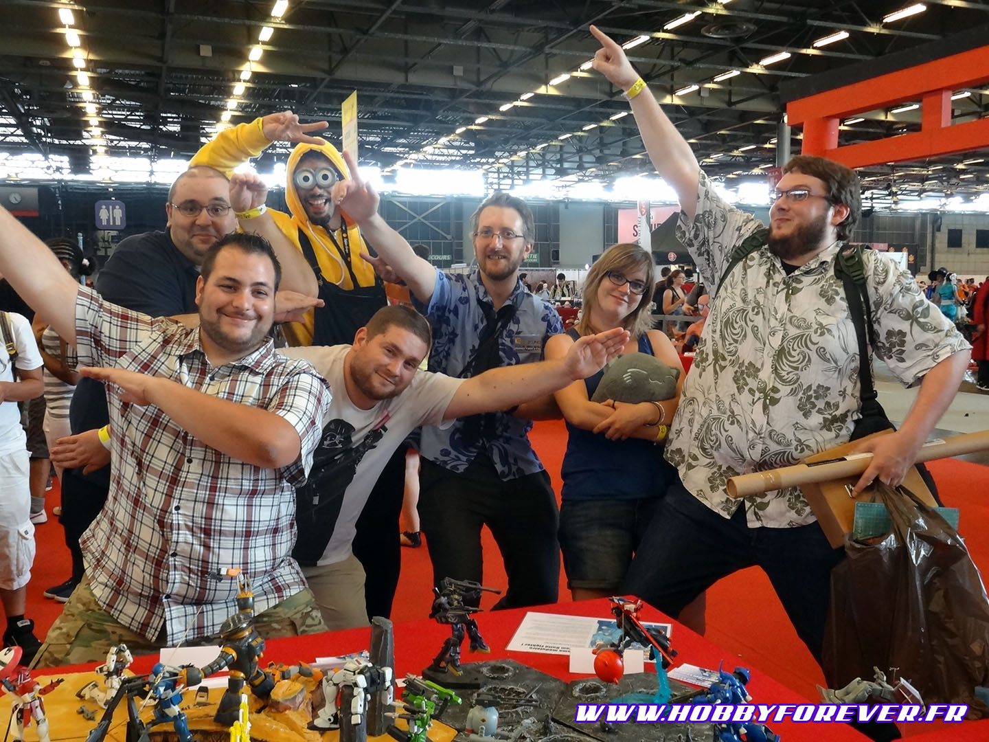 La fine équipe d'Hobby Forever du samedi de cette Japan Expo 2015 ! De gauche à droite : Gunsight1 (au fond), Rémy, Thunderman, Zenkuro, Slyka, Anarko_Bizounours. Et cosplayé en Mignon Sébastien Abbé, créateur d'origami 3D ^^