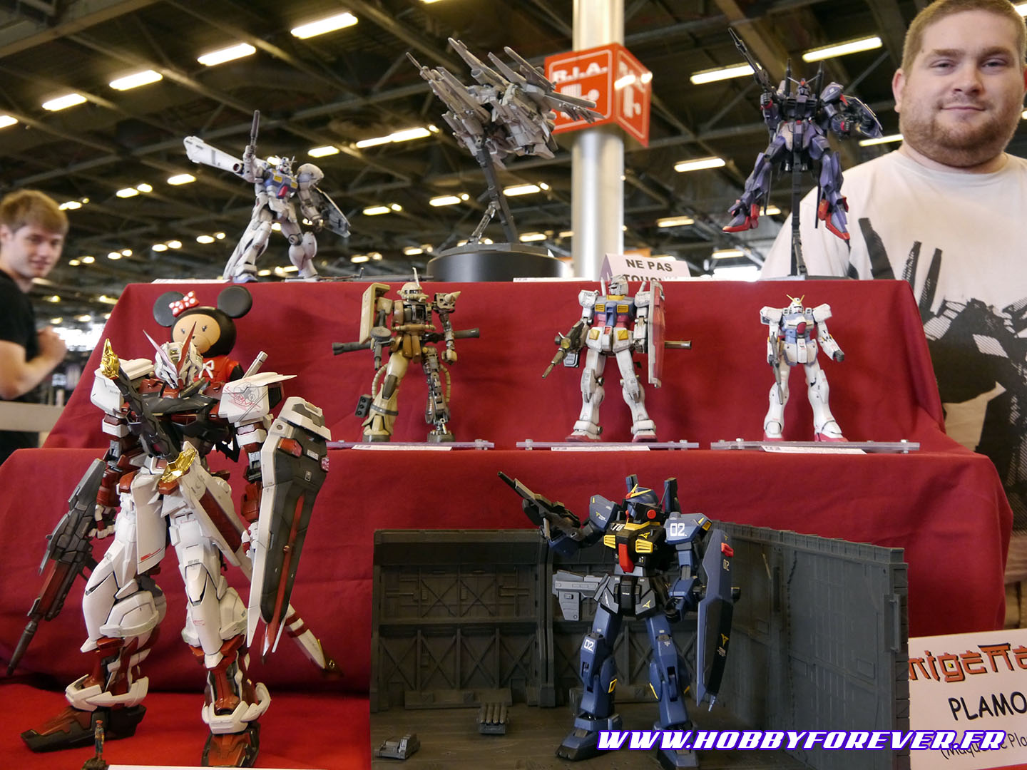 Le PG Astray de Steel Giants et les kits 1/100 mis en avant sur le présentoir Le PG Astray de Steel Giants et les kits 1/100 mis en avant sur le présentoir