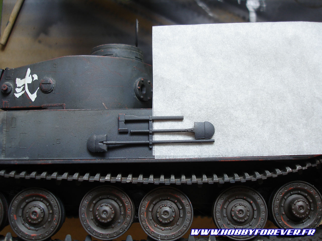 Astuce pour peindre les manches des outils : glisser une feuille dessous ! Astuce pour peindre les manches des outils : glisser une feuille dessous !